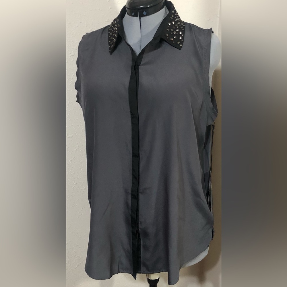Rock & Republic sleeveless top. Hidden buttons fun details on collar.